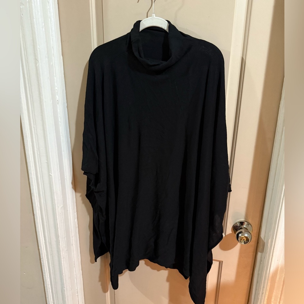 ⭐️H& M Black Draped Poncho
